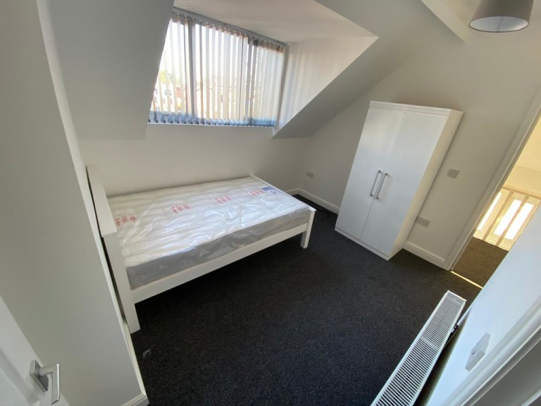 View Full Details for High Quality Top floor ensuite room next to the train station